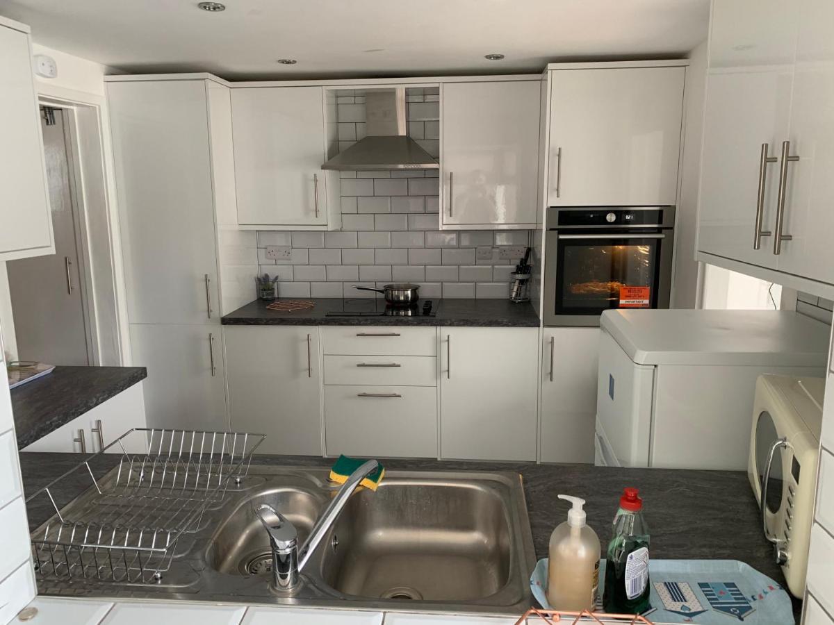 Relaxing Home - 7-10Min To Bournemouth Sandy Beach By Car - Private Garden, Parking And Spa Zewnętrze zdjęcie